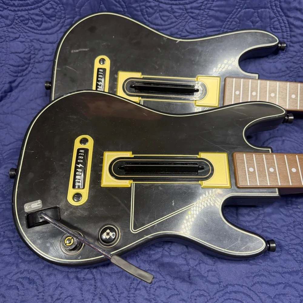 2 Activision Guitar Hero Live Wireless Guitar Controllers 0700 Black Gold